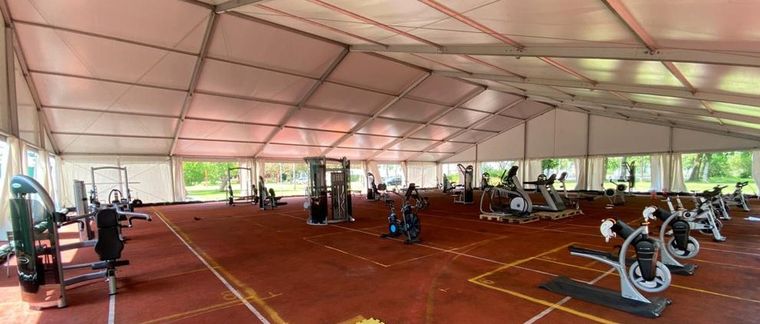 USC fitnesstent buiten wordt afgebouwd